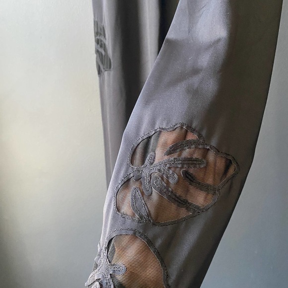 Beyond Yoga Black Mesh Flower Leggings Sz Small - Picture 3 of 8
